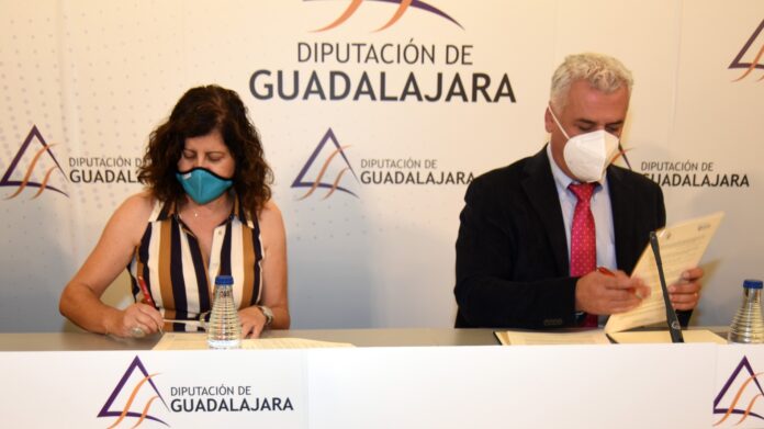 Firma del convenio de colaboración en CEOE y Diputación de Guadalajara.