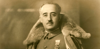 Francisco Franco Bahamonde en un retrato oficial.
