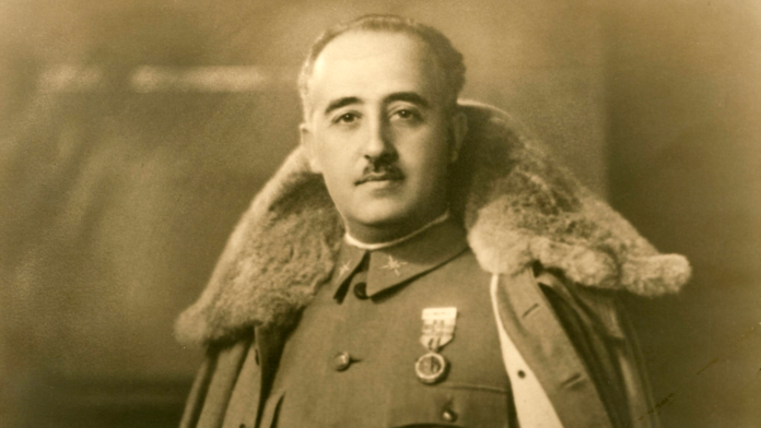 Francisco Franco Bahamonde en un retrato oficial.