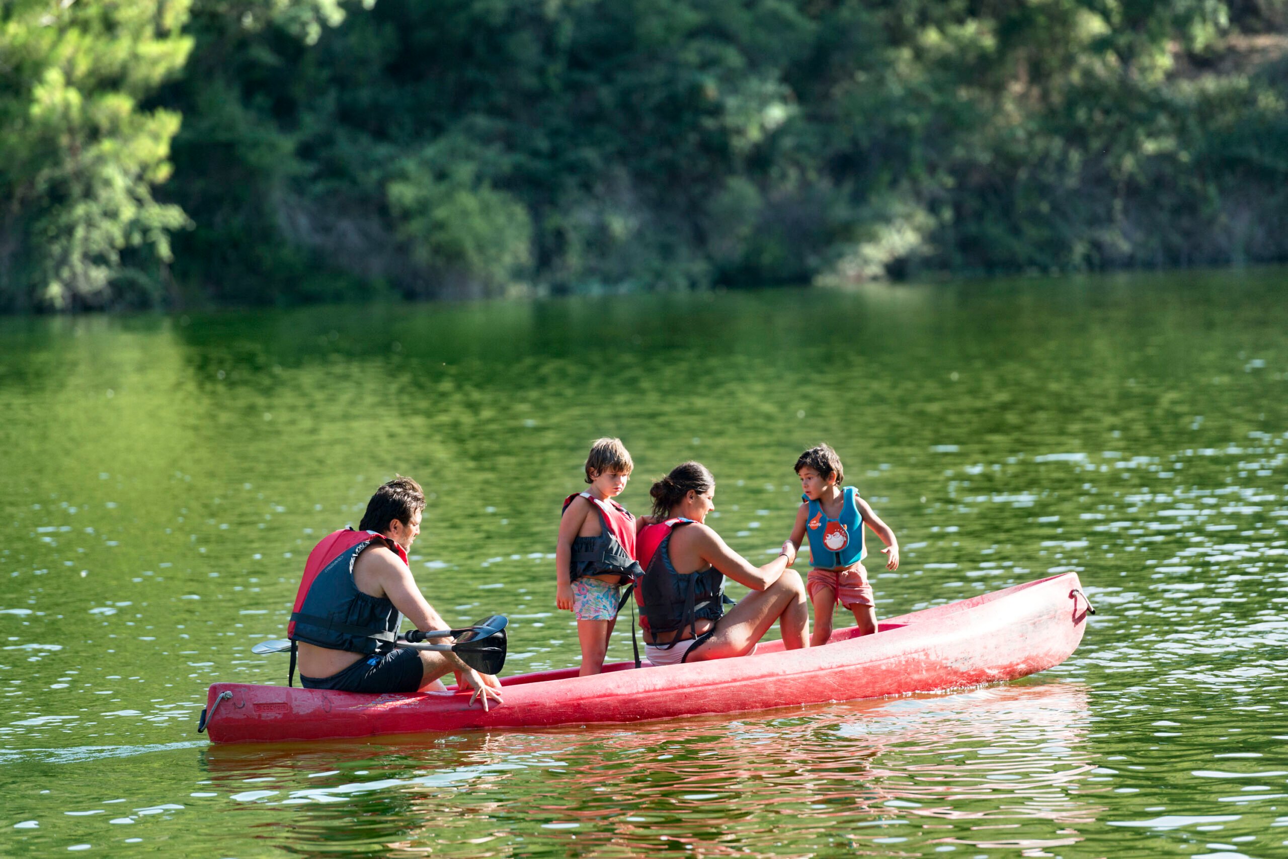 Actividades para toda la familia en el embalse de Bolarque, en la provincia de Guadalajara. (Foto: Turismo Castilla-La Mancha/David Blázquez)