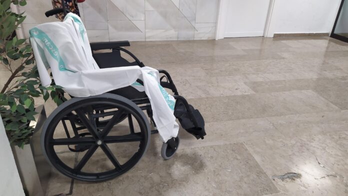 Silla de ruedas en el Hospital de Guadalajara. (Foto: La Crónic@)