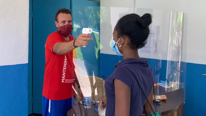 Control de temperatura antes de acceder a la piscina municipal de Sigüenza.