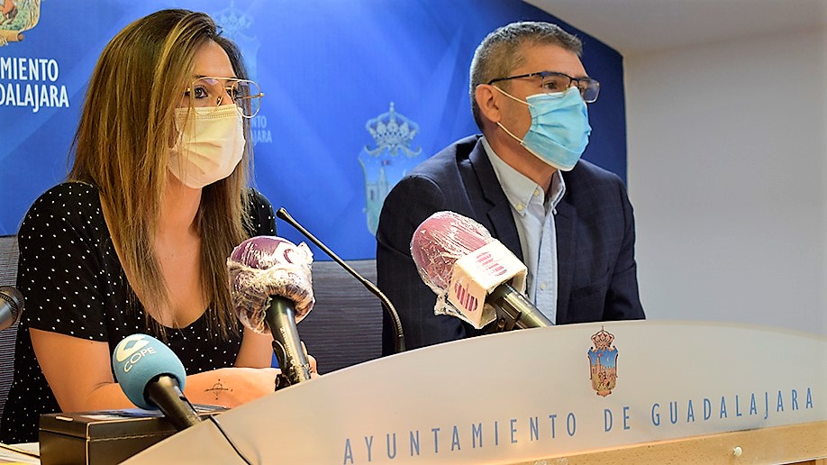 Lucía de Luz y Santiago Baeza, durante su rueda de prensa del 30 de julio de 2020.