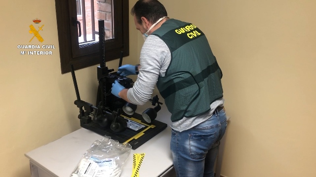 Análisis de mascarillas ilegales por parte de la Guardia Civil.