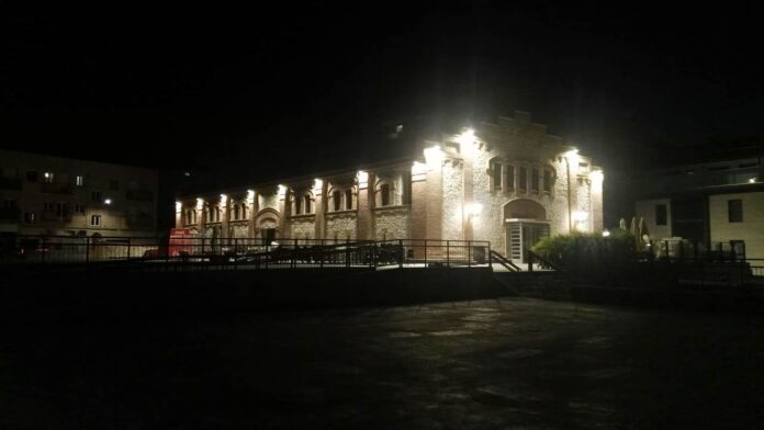 Vista nocturna del Mercado de Abastos de Guadalajara. (Foto: La Crónic@)