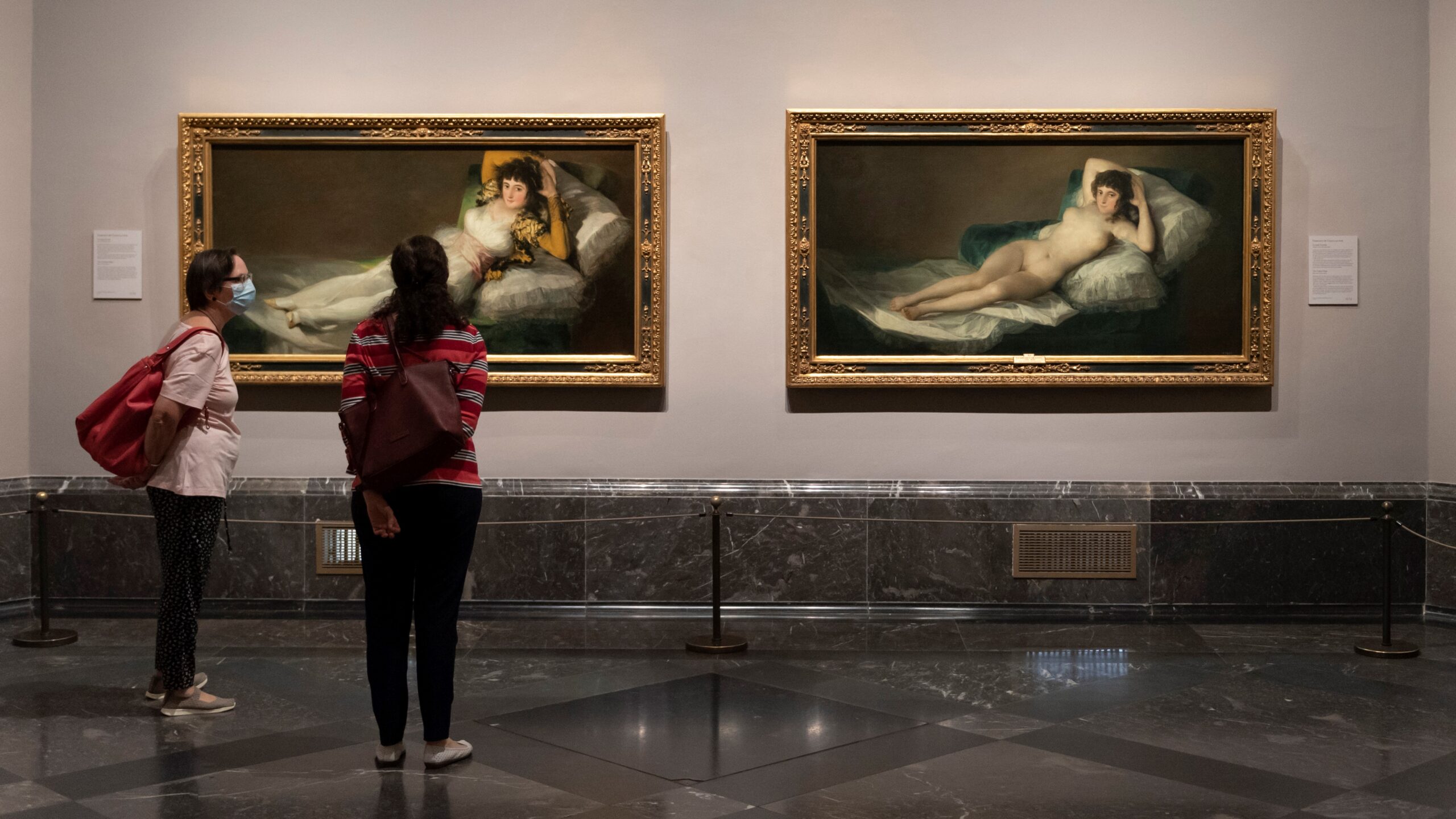 Majas y mascarillas en la nueva realidad del Museo del Prado.