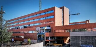 Exterior del edificio de la ampliación del Hospital de Guadalajara, en el verano de 2020.