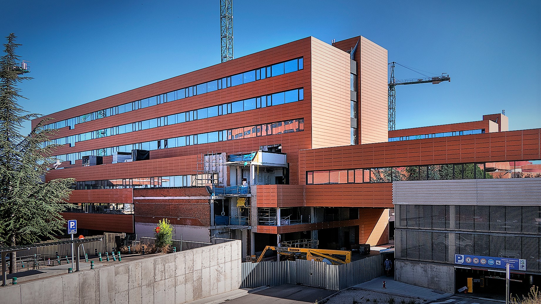 Exterior del edificio de la ampliación del Hospital de Guadalajara, en el verano de 2020.