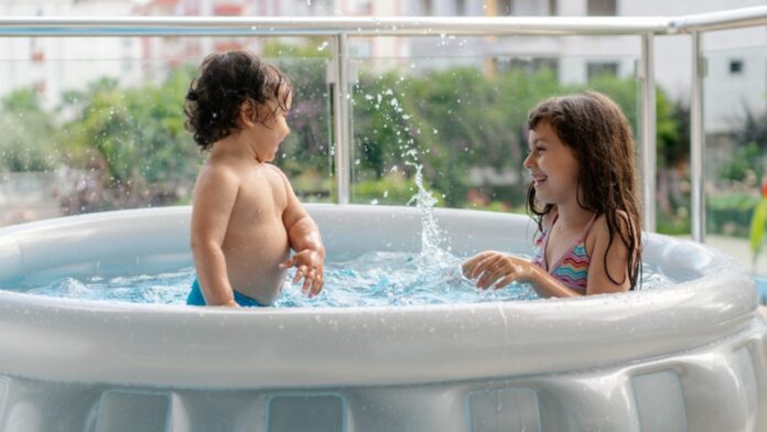 Hasta la piscina más pequeña puede ser potencialmente peligrosa y facilitar el ahogamiento de un niño que no esté vigilado.
