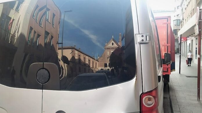 La iglesia del Carmen, de Guadalajara, reflejada sobre una furgoneta el 22 de julio de 2020. (Foto: La Crónic@)
