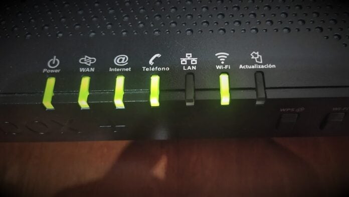 Testigos de un router de fibra óptica en zona con cobertura dentro de la provincia de Guadalajara. (Foto: La Crónic@) Testigos de un router de fibra óptica en zona con cobertura dentro de la provincia de Guadalajara. (Foto: La Crónic@)
