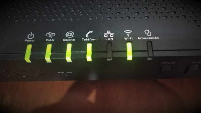 Testigos de un router de fibra óptica en zona con cobertura dentro de la provincia de Guadalajara. (Foto: La Crónic@)