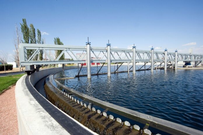 Una de las balsas de decantación de la depuradora de aguas residuales de Guadalajara.