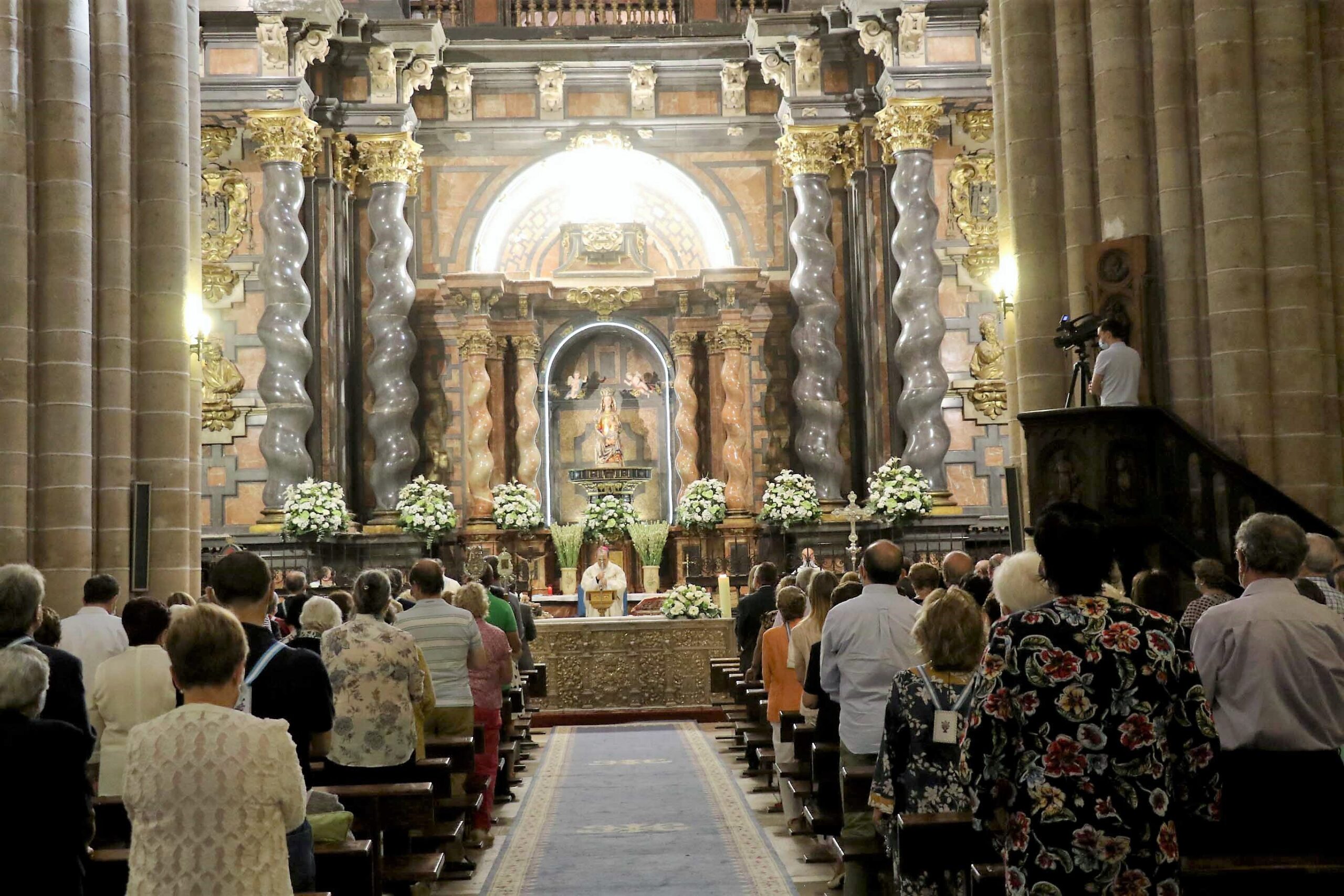 Numerosos fieles en la catedral de Sigüenza el 23 de agosto de 2020, en la misa en honor a Nuestra Señora la Mayor, Patrona de la ciudad.