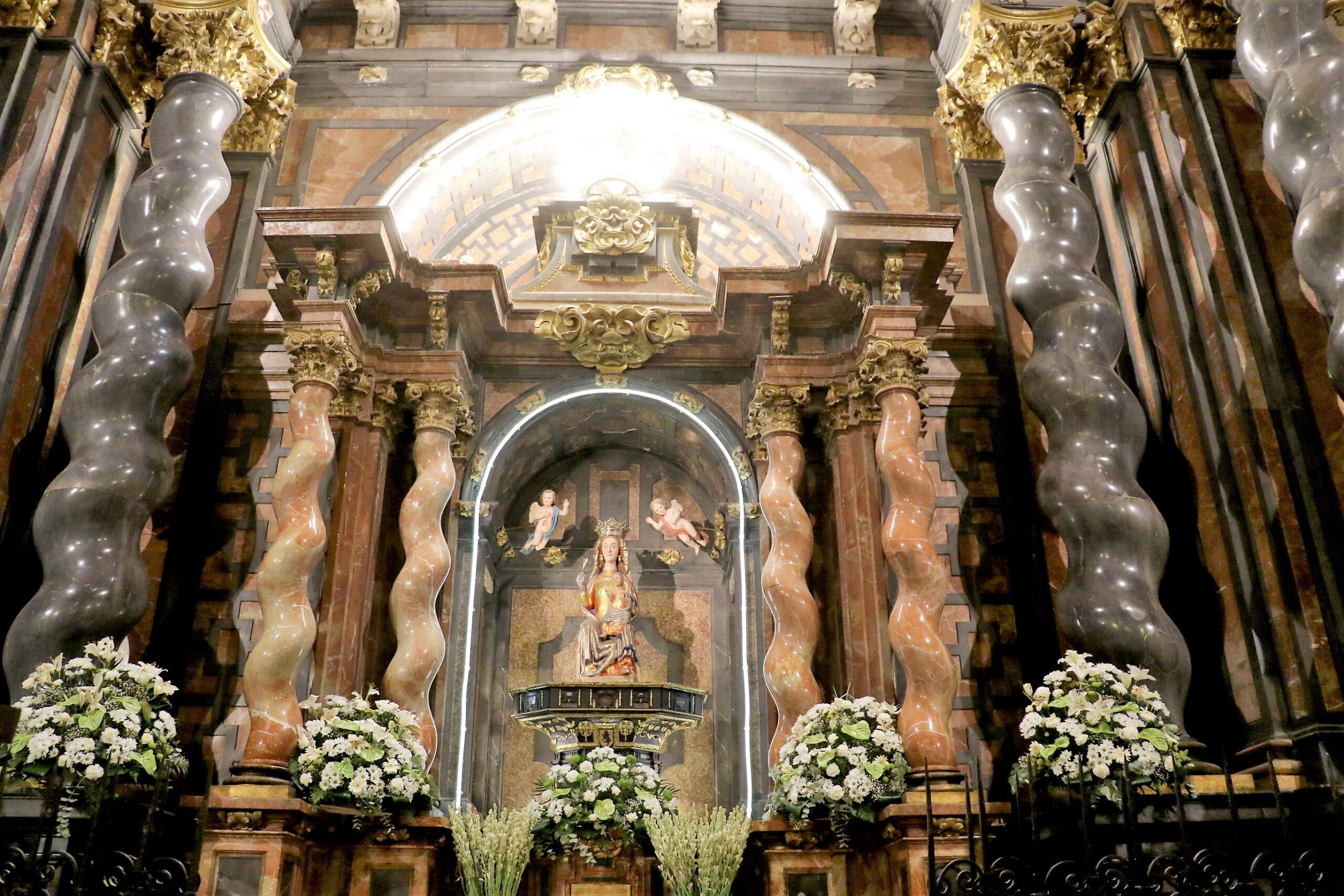 Altar de Nuestra Señora la Mayor, engalanado en el día de su fiesta.