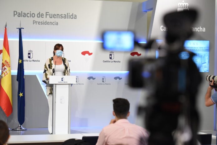 Blanca Fernández, en rueda de prensa el 11 de agosto de 2020, en el Palacio de Fuensalida.