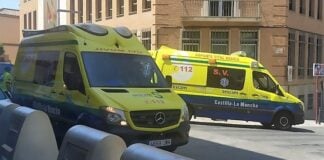 Dos ambulancias del SESCAM en una intervención en Guadalajara el 6 de agosto de 2020. (Foto: La Crónic@)