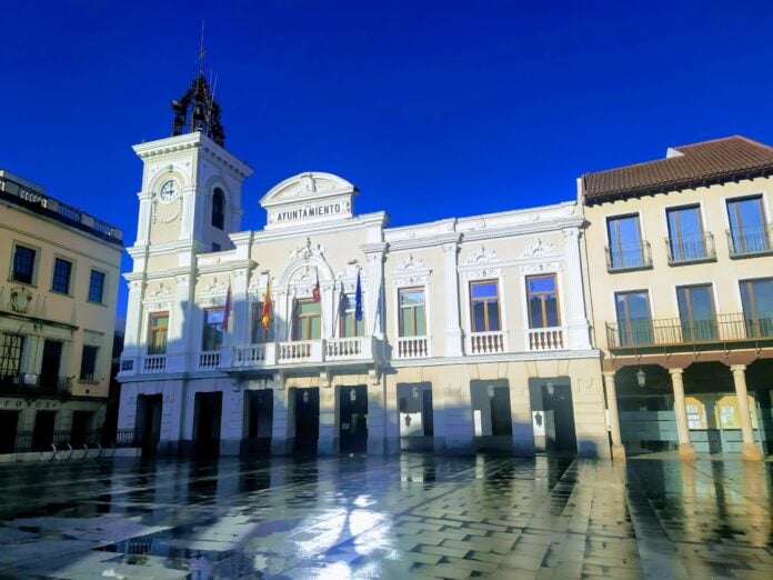 Fachada del Ayuntamiento de Guadalajara en agosto de 2020. (Foto: A. González / La Crónic@)