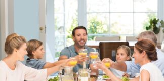 En casa no puedes reunir a más de 10 personas El coronavirus también obliga a limitar las reuniones familiares, al menos en el número de sus participantes.