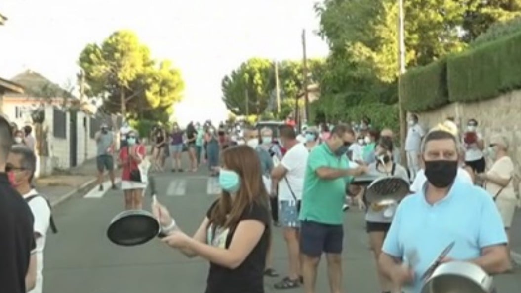 Cacerolada contra los okupas en El Casar. (Foto: Telemadrid)