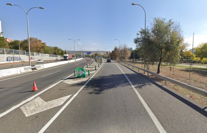 Carril de deceleración en la A-2, a la altura del kilómetro 55 de la autovía, para entrar a Guadalajara por Cuatro Caminos.