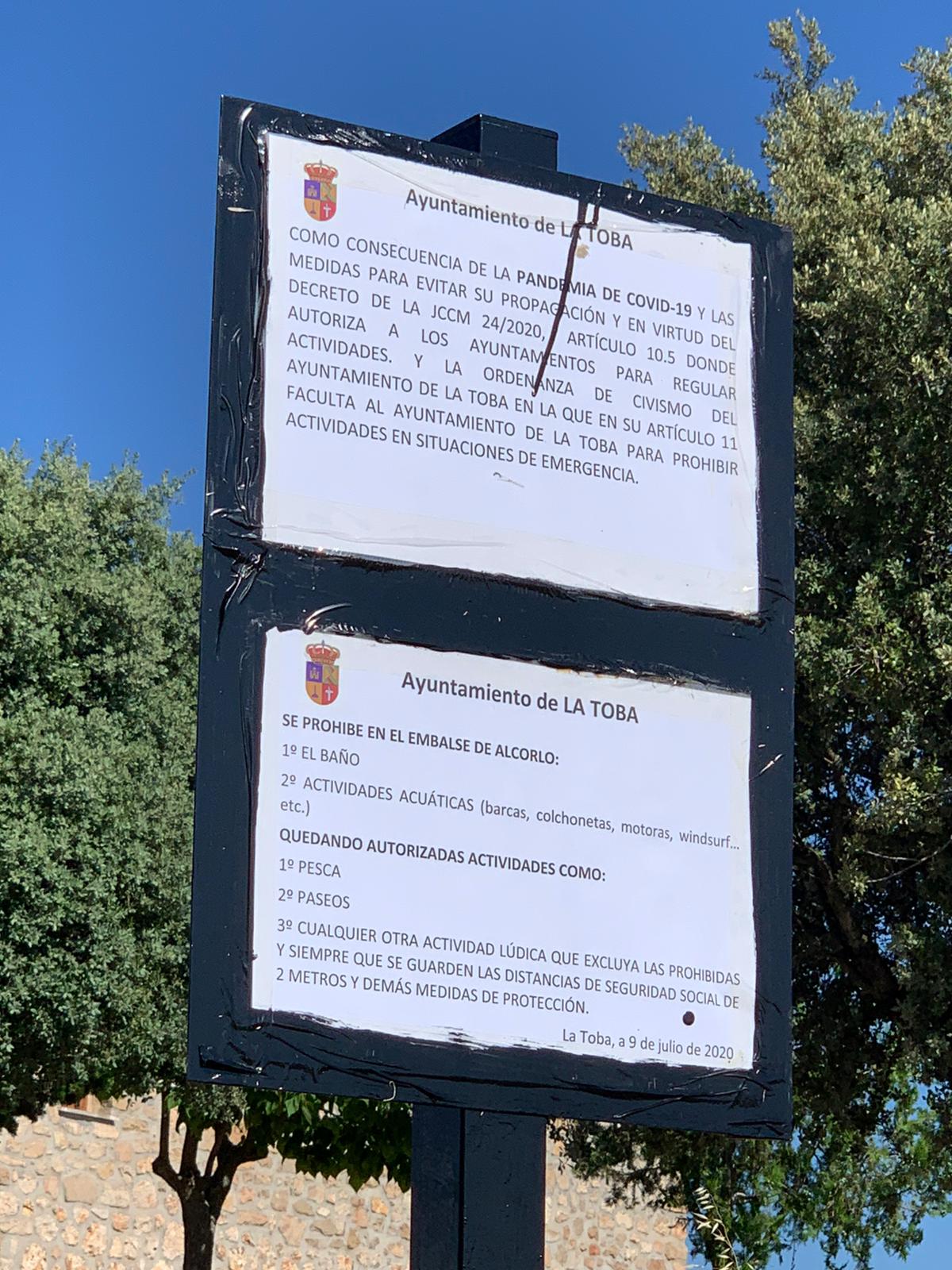 Cartel con las prohibiciones que aplica el Ayuntamiento de La Toba al embalse de Alcorlo.