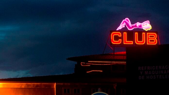 Exterior de un club de alterne en una carretera española.