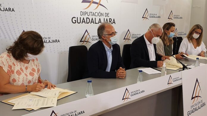 Los convenios se han firmado este miércoles en la Diputación de Guadalajara.