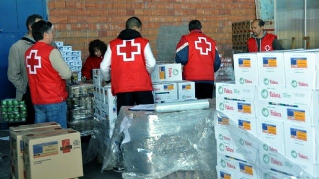 Voluntarios de Cruz Roja, en plena tarea.