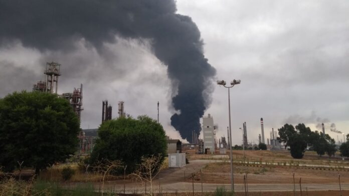 Un rayo provoca el incendio de un depósito de gasóil en Puertollano. (Foto: 112CLM)