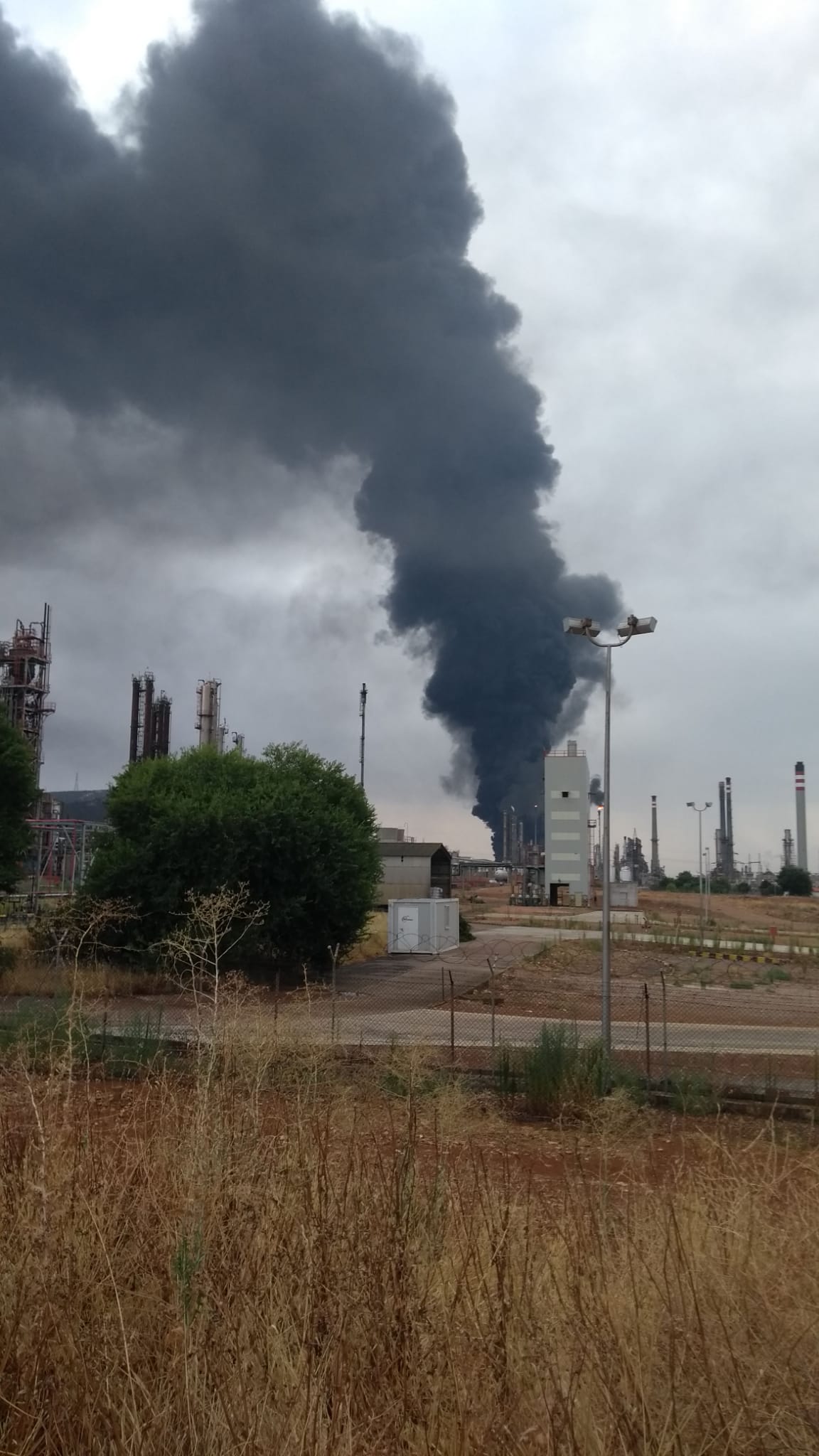 Un rayo provoca el incendio de un depósito de gasoil en Puertollano. (Foto: 112CLM)