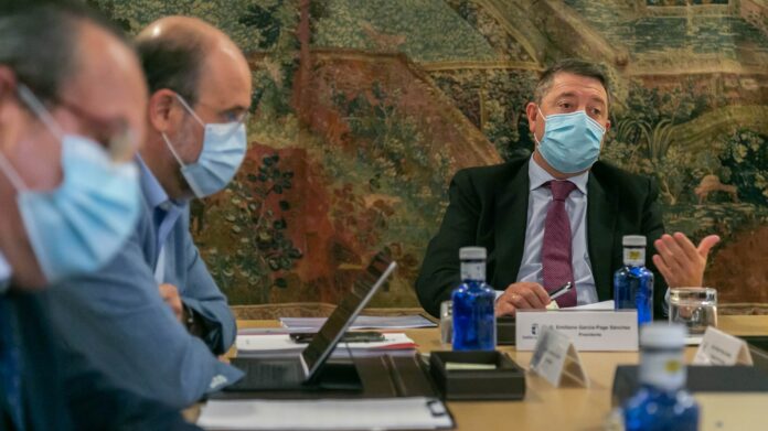 García-Page y parte de su Gobierno, en una reunión en el Palacio de Fuensalida.