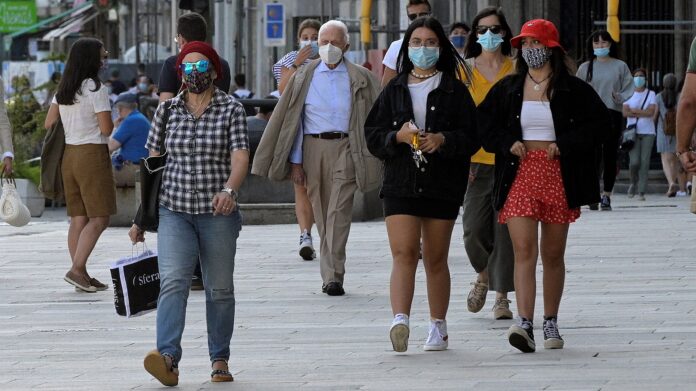 A la mascarilla obligatoria se une la prohibición de fumar en la calle sin distancia de seguridad.