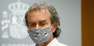 Fernando Simón, antes de comenzar su rueda de prensa del 20 de agosto de 2020 en el Ministerio de Sanidad.