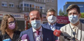 El alcalde Alberto Rojo rodeado de alguno de sus concejales.