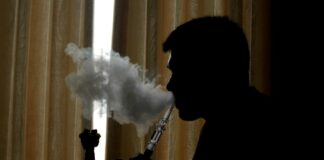 Fumando de una cachimba.