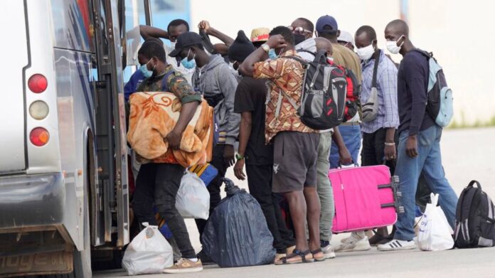 Grupo de temporeros de albacete, en uno de los traslados de los últimos días. (Foto: EFE)