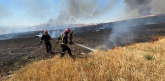 Extinguiendo el incendio que se propagó por El Casar desde Valdepiélagos.