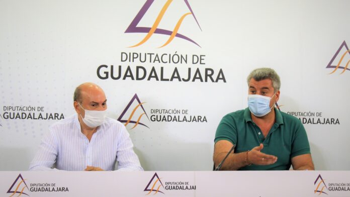Latre y Esteban, en rueda de prensa en la Diputación de Guadalajara.