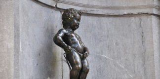 Parece un alegoría de lo que nos hacen los belgas pero no lo es: se trata simplemente del célebre Manneken Pis, de Bruselas.