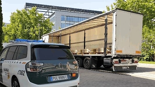 Los ladrones detenidos en la operación Oro Nórdico amenazaban también a los camioneros a los que robaban. (Foto: Guardia Civil)