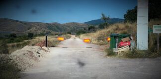 El acceso de vehículos al embalse de Alcorlo se ha limitado de esta manera tan eficaz.