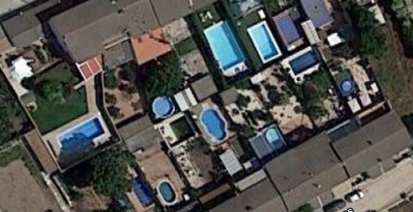 Un ejemplo real de profusión de piscinas en Torrejón del Rey. (Foto: Google Maps)