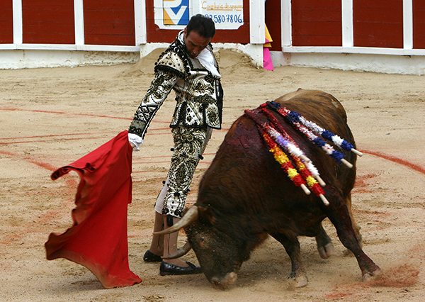 Enrique Ponce, componiendo un derechazo en una goyesca celebrada en Guadalajara. (Foto: Fernando Toquero)