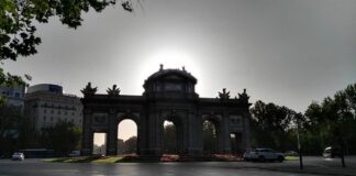 Madrid se dispara en casos de coronavirus, más rápido que Guadalajara Amanecer en la Puerta de Alcalá. (Foto: La Crónic@)