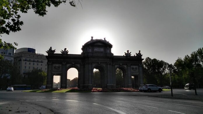 Amanecer en la Puerta de Alcalá. (Foto: La Crónic@)