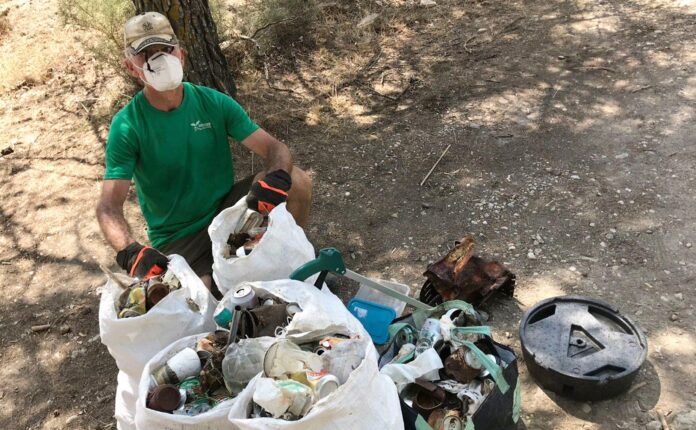 Recogida de basura en luagres de interés natural de la provincia de Guadalajara, en verano de 2020.