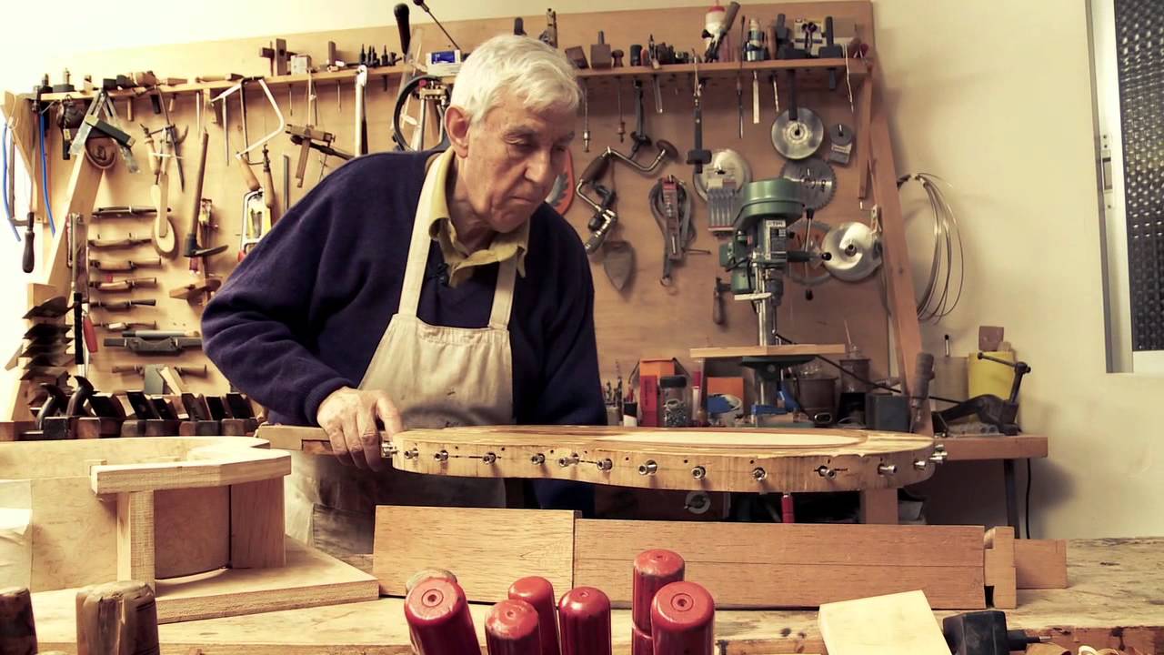 José Luis Romanillos en su taller.