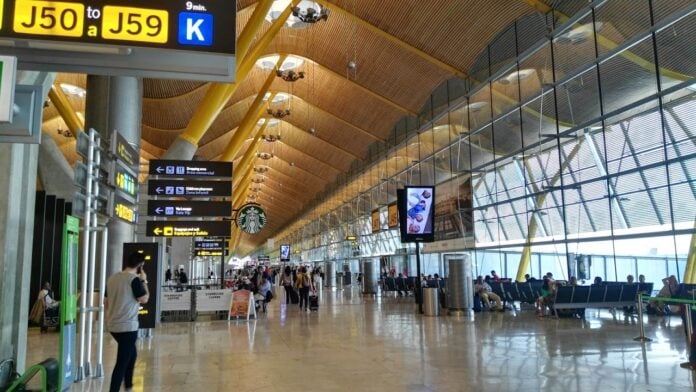 Salidas de la T4, en Barajas. (Foto: La Crónic@)