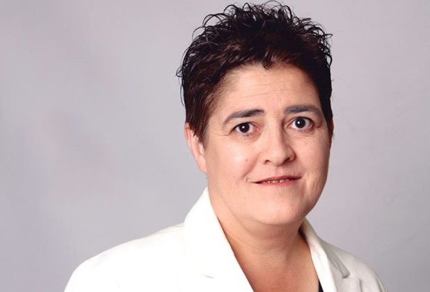 Sara Martínez Bronchalo, en el retrato con el que compareció en los carteles electorales de 2019, campaña que la llevó a asumir la Alcaldía de Villanueva de la Torre hasta su fallecimiento.